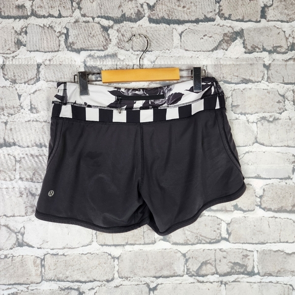 Lululemon Athletica Groovy Run Shorts Black Straightup Stripe Brisk Bloom Size 6 - Picture 7 of 12